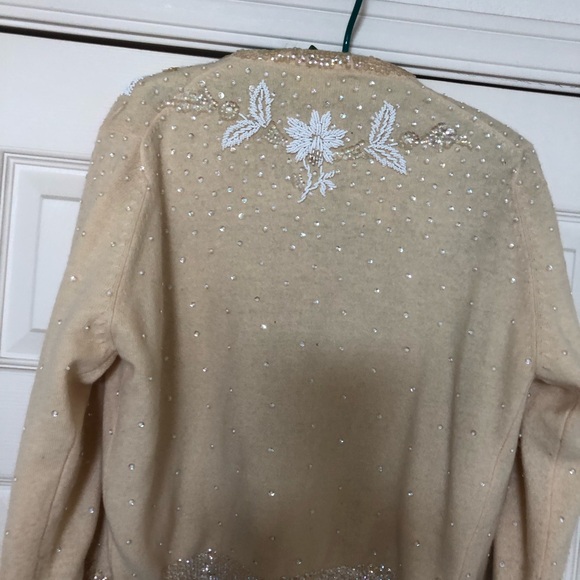 Beautiful vintage sweater- probably 70 yrs old— very good condition- - Picture 3 of 10